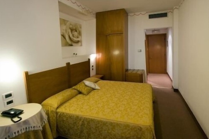 Room 6 of 39