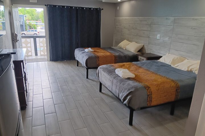 1 King Bed (7 of 8)