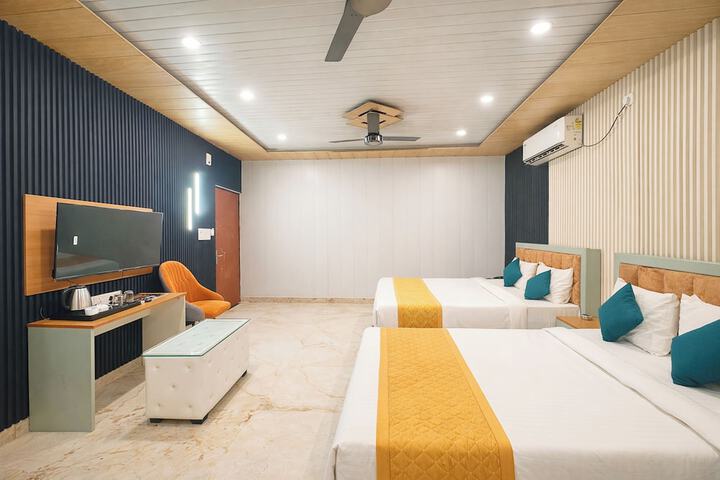 Room 7 of 18