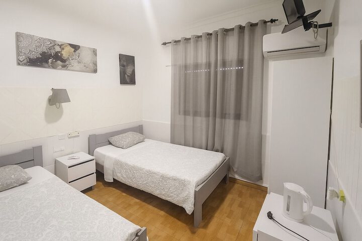 Room 4 of 112