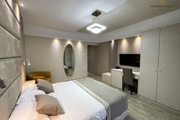 Room 5 of 28