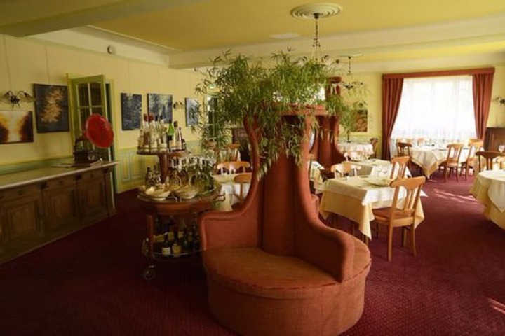 Ballroom/Hall 10 of 18