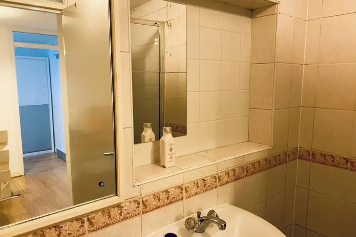 Room 5 of 7