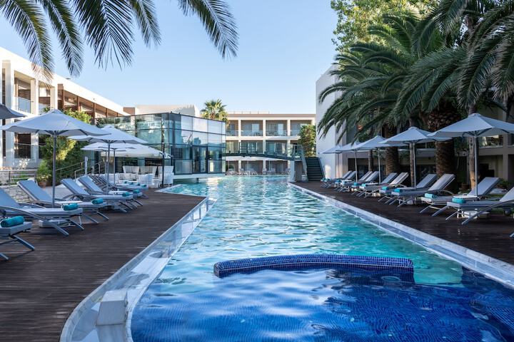Hotel Pool