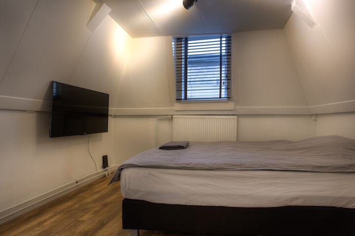 Room 7 of 32