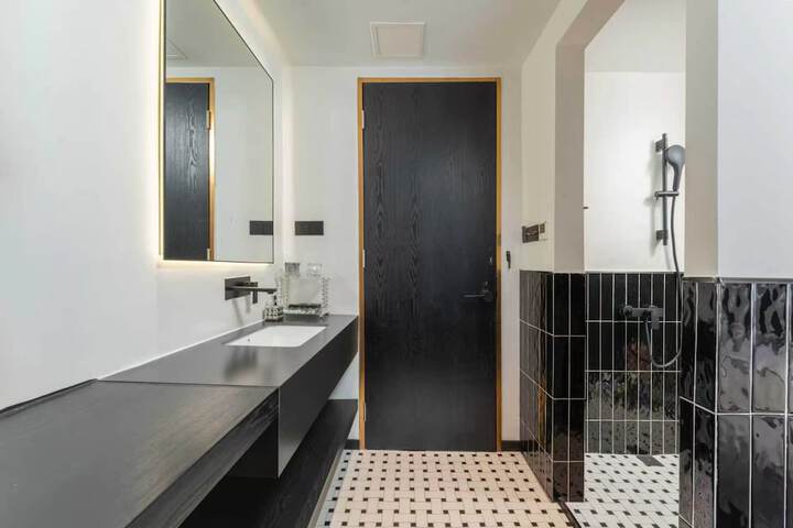 Room 43 of 66