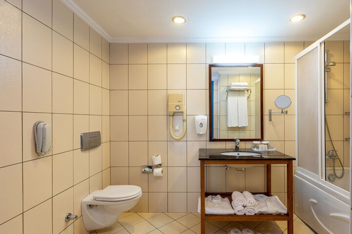 Room 65 of 180