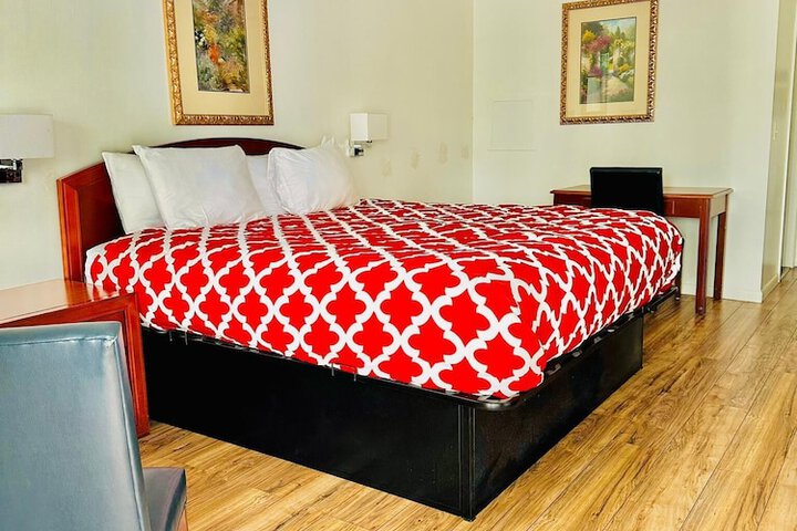 1 King Bed (4 of 11)