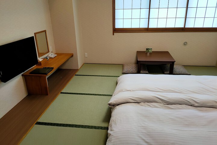 Room 8 of 114