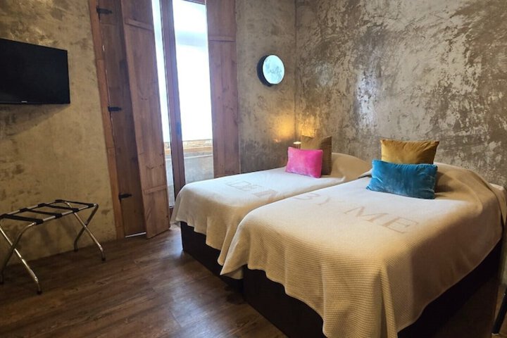 Room 40 of 100