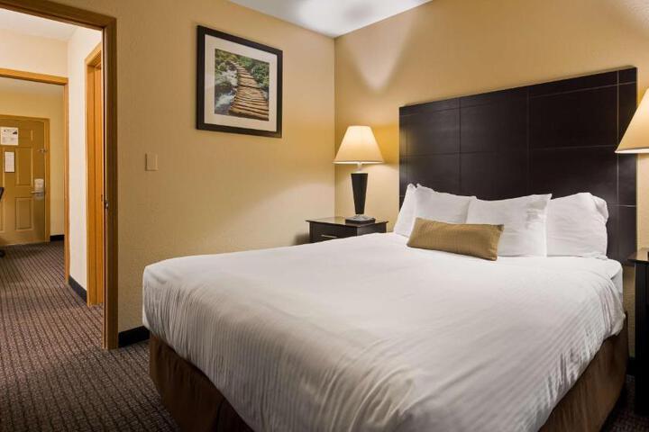 2 Queen Beds (14 of 16)