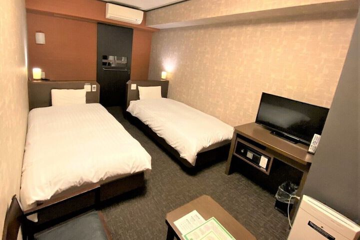 Room 8 of 83