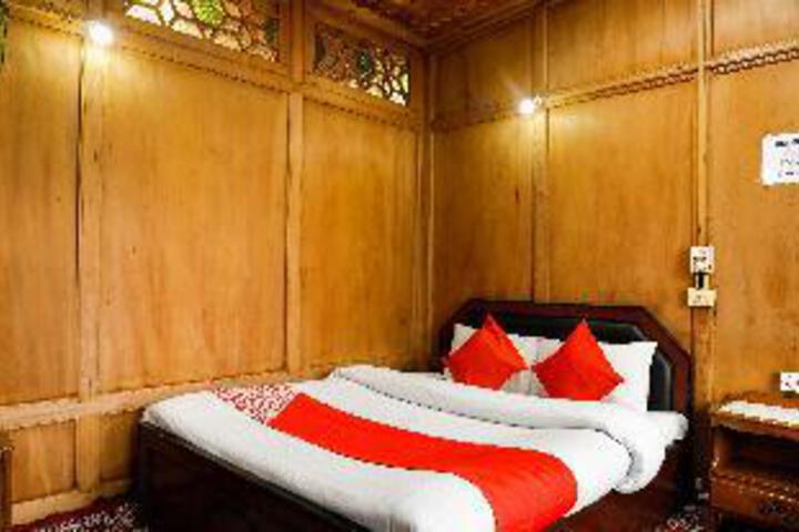 Oyo 72547 New Lucifer House Boat