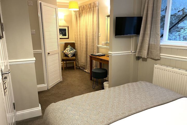 Room 12 of 122