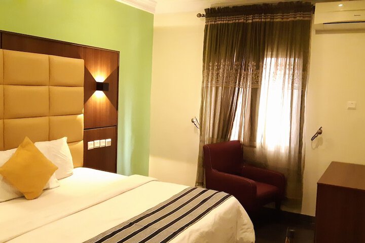 Room 9 of 12
