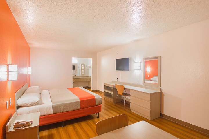 Room 10 of 32