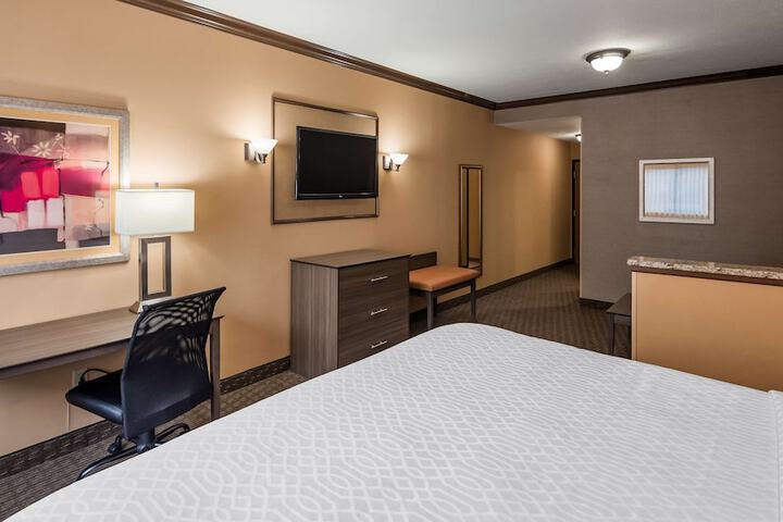 1 King Bed High Speed Internet Accessible Microwave and Refrigerator Flat Screen Television Full Breakfast (13 of 23)