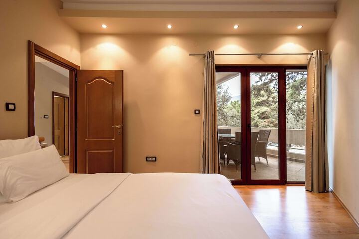 Room 43 of 211
