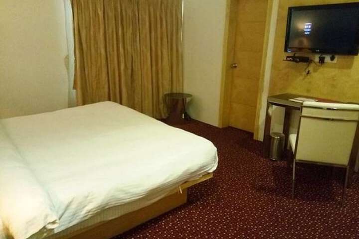 Room 9 of 33