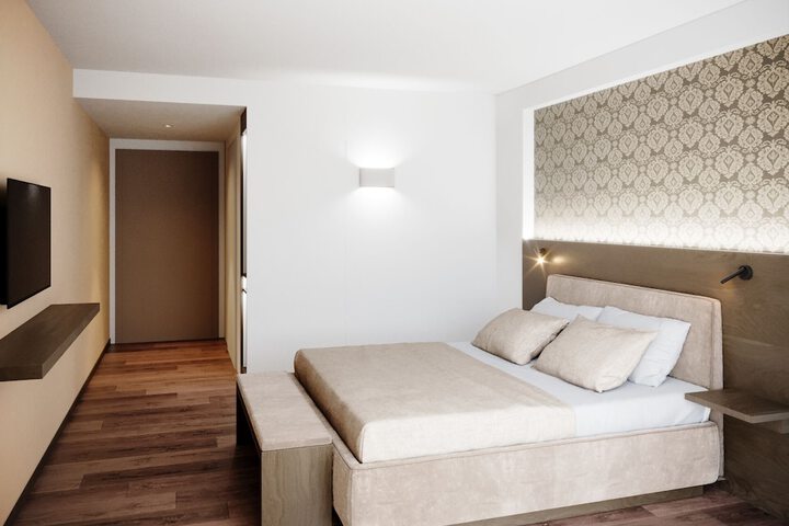 Room 2 of 17