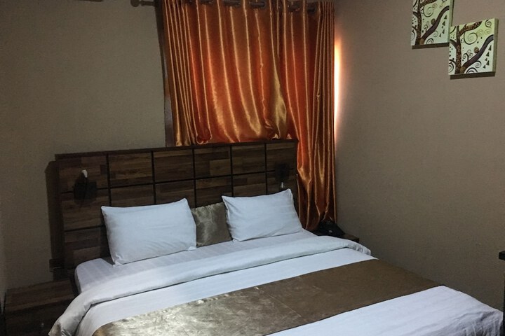 Room 9 of 16
