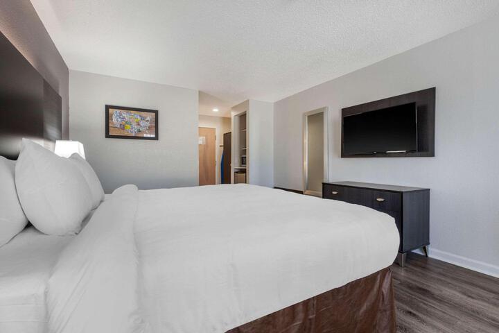 1 King Bed (6 of 7)