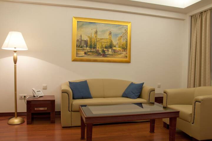Lounge 45 of 51