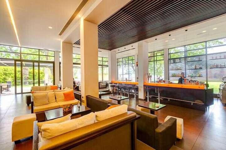 Lobby lounge