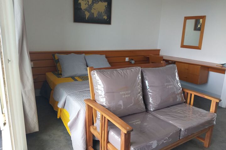 Lounge 72 of 113