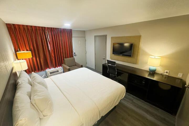 1 King Bed (6 of 19)