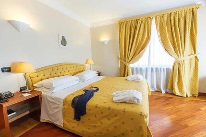 Room 5 of 76