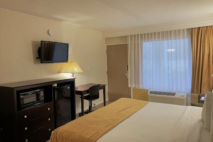 Deluxe King Bed Accessible (7 of 33)
