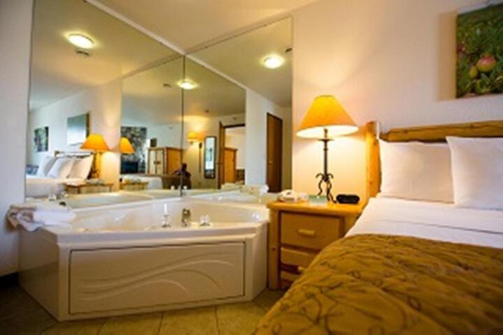 1 King Bed (5 of 8)
