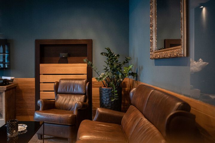 Lounge 33 of 41