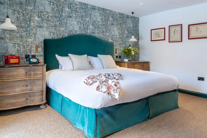 THE COTSWOLD PLOUGH HOTEL & RESTAURANT