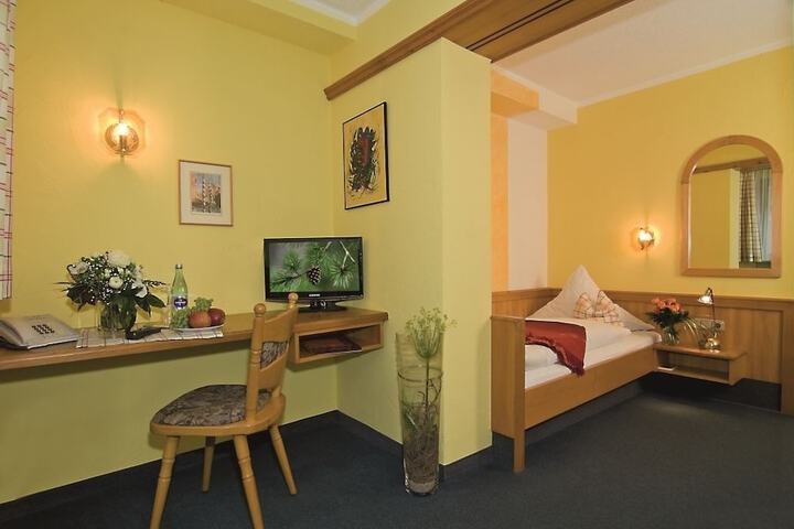 Room 2 of 28