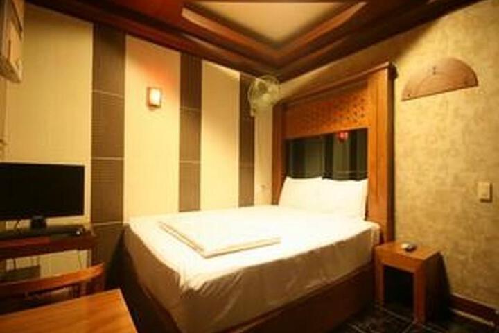 Room 6 of 6