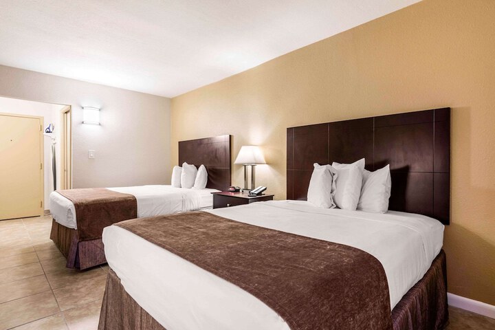 2 Queen Beds (17 of 49)