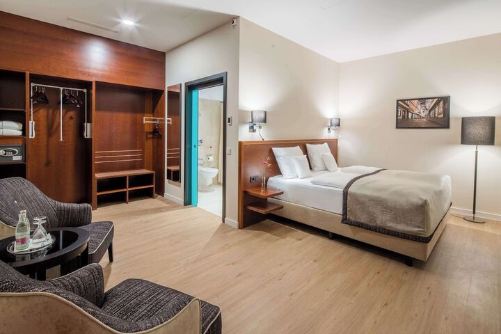 Room 10 of 42