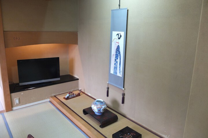 Room 8 of 102