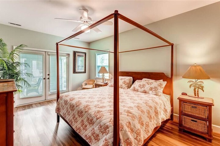 Room 4 of 12