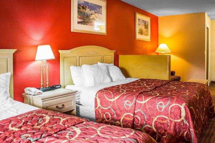 2 Queen Beds (5 of 13)
