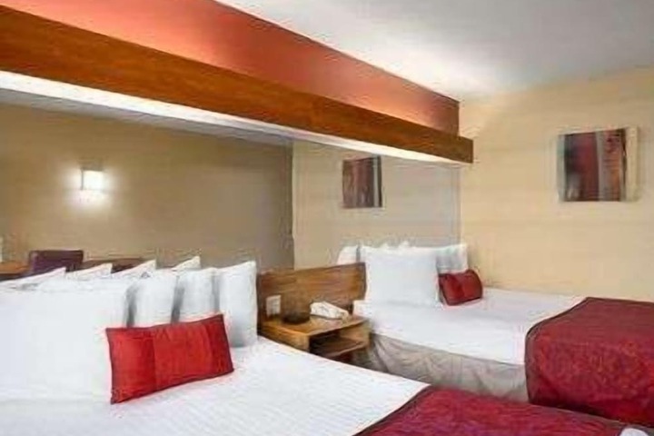 1 Queen Bed (2 of 6)