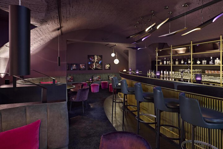 Lounge 51 of 63
