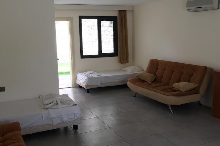 Room 4 of 12