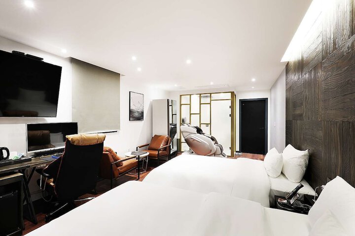 Room 32 of 50