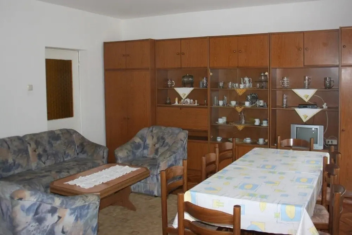 Room 2 of 10