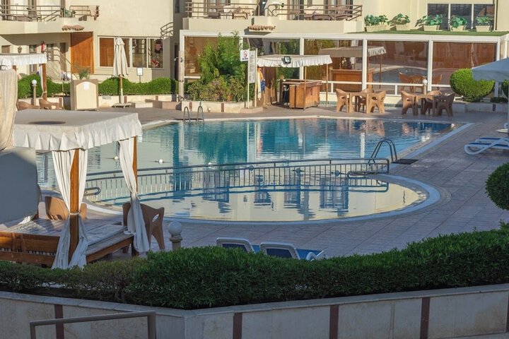 Hotel Pool