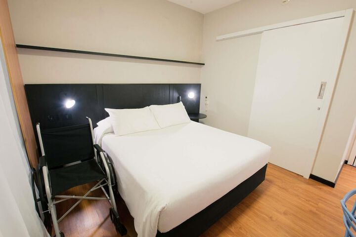 Room 26 of 86