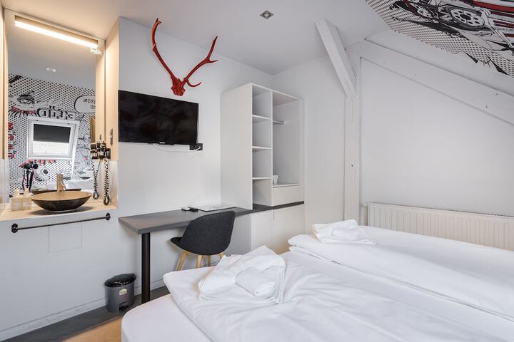 Room 6 of 34